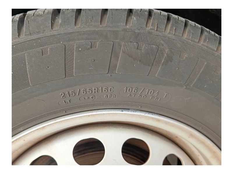 Foto neumáticos furgón