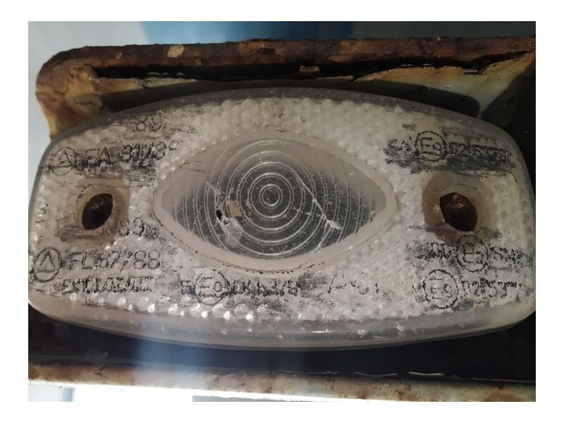 MARCAJE HOMOLOGACIÓN POSICIÓN Y CATADIÓPTRICO DELANTERO